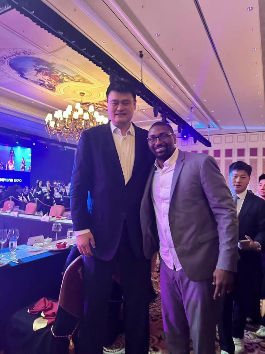 阿泰斯特曬與姚明合照：這是我最喜歡的隊(duì)友 姚??！