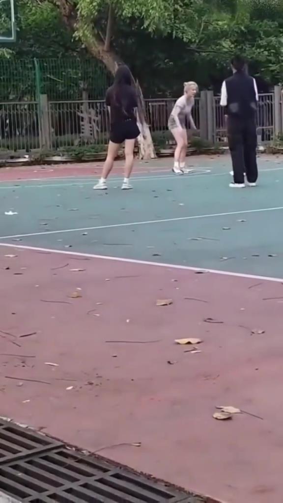 上來(lái)就背打女生的男人，真的活該沒有女朋友啊