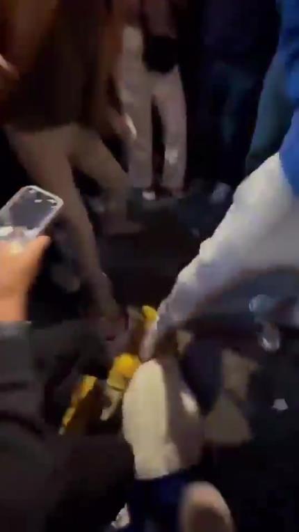 驚！尼克斯大勝步行者后，哈利伯頓遭主場(chǎng)球迷群毆