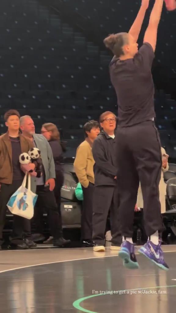 71歲成龍現(xiàn)身巴克萊中心看女籃比賽：她們投籃怎么那么準(zhǔn)?。。?>
                                <div   id=