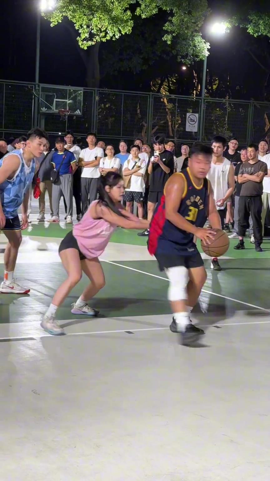 這哥們看見防自己的是女生，一個勁背打，球也不傳了